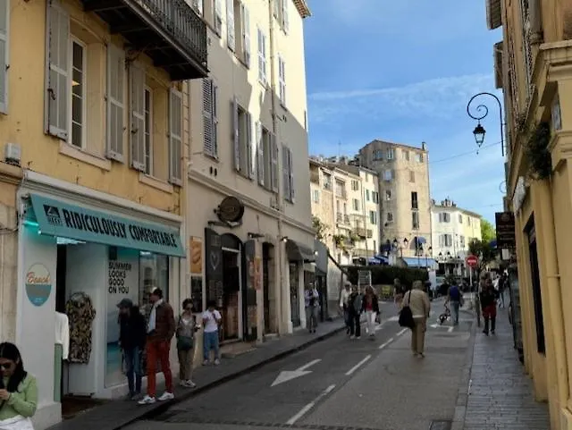 Insolite Dans Le Vieil * Antibes