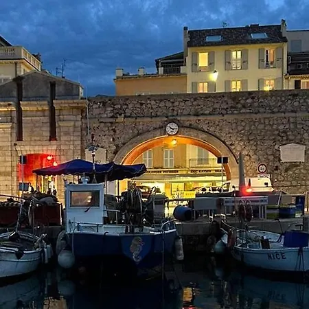 Insolite Dans Le Vieil Antibes