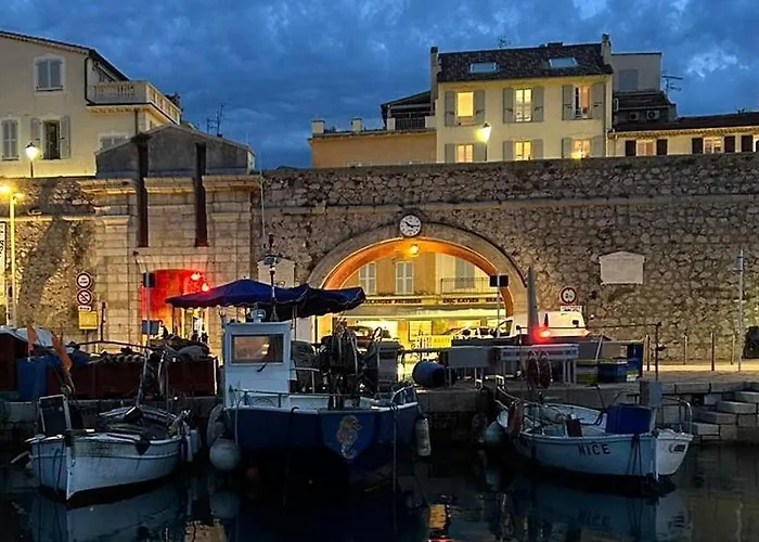 Insolite Dans Le Vieil Antibes